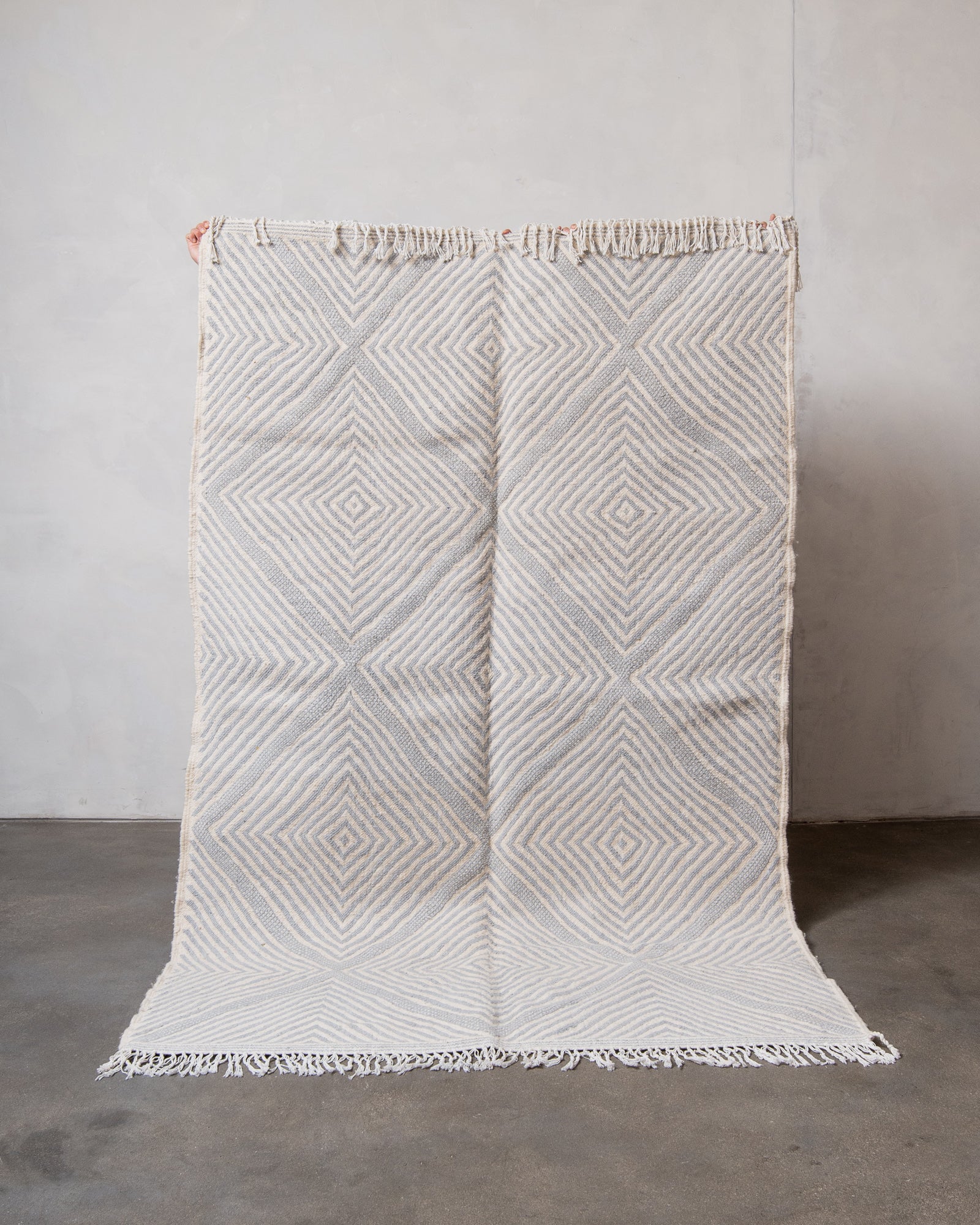 Modern, handcrafted Berber rug from Morocco. Flat-woven Kelim carpet in grey and white design. Made of 100% wool.
